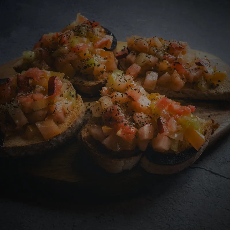 Brusquetas Mediterráneas, Pan de chapata crujiente frotado con ajo, tomate fresco, aceite de oliva y orégano