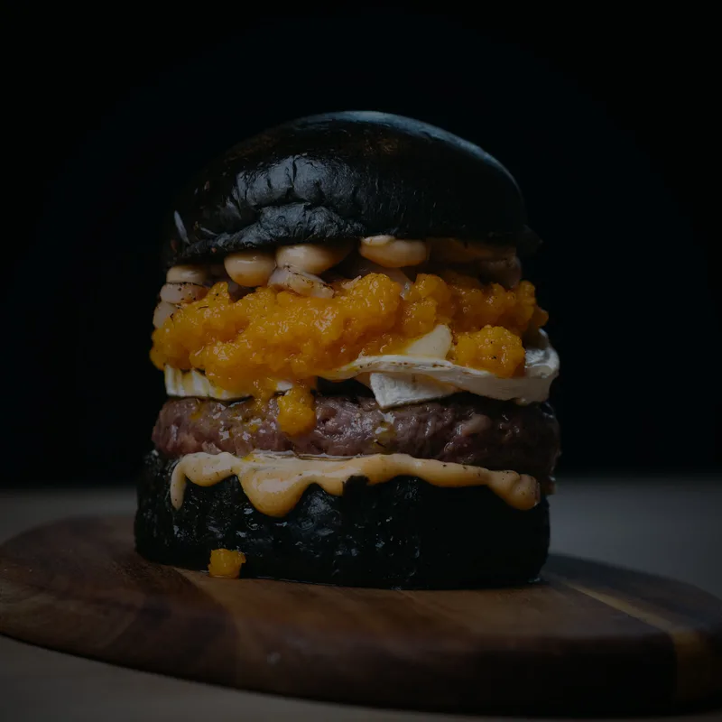 Golden Ibérica, Pan de carbón activado, mayonesa suave de chipotle, patty 150g de carne madurada Viñallonga