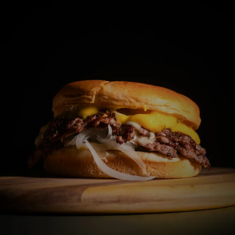 La Clàssica, Doble Smash Burger, queso emmental, mayonesa de pepinillo encurtido
