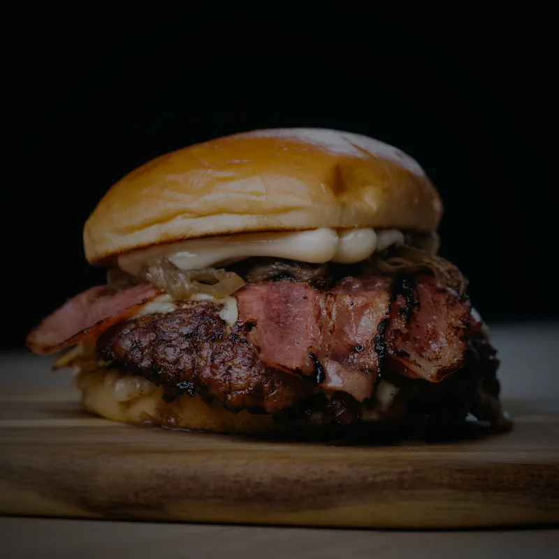 La Triple X, Triple Smash Burger, queso emmental, cebolla caramelizada