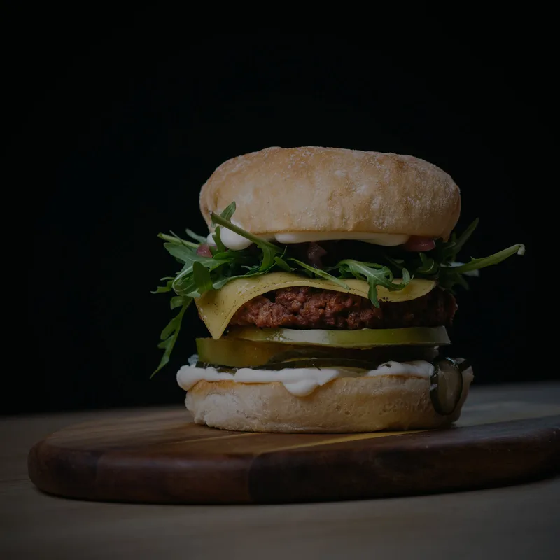 Vegana, Heura burger, rúcula, pepinillos confitados